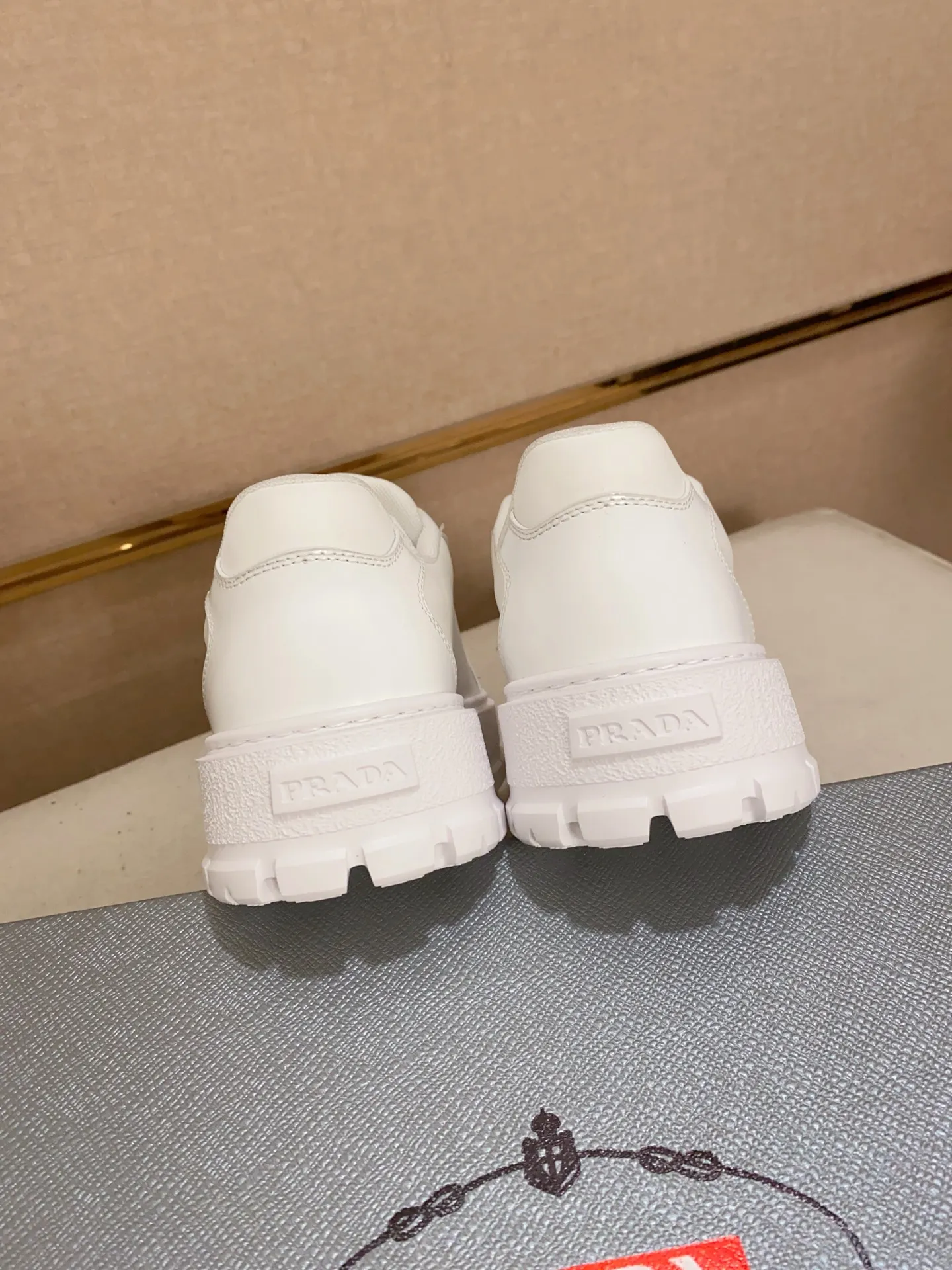 Men's shoes 💰 580💰 ✔️✔️✔️Higher version High-quality new PRADA (Prada) counters are launched simultaneously. The new men's shoes and 😘 fabrics are made of high-tech glue-spraying technology. Lining: Full cowhide lining. 👍🏿 High-end ☄️ Air-cushion molded anti-slip foam outsole, exquisite lines, simple and elegant, comfortable and high-end for leisure travel. Code number: 38 to 44 (45 can be customized and cannot be returned or exchanged)